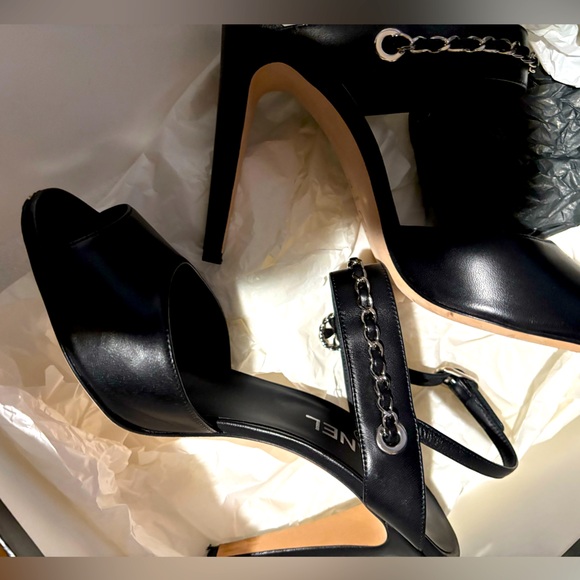 ✨CHANEL LAMBSKIN CC CHAIN SANDALS🌹 - Picture 2 of 7